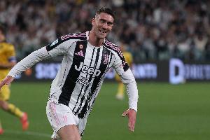 乐鱼APP-续约吗？DV9仅出场30分钟独造3球是本赛季欧冠最多 近7场6球1助